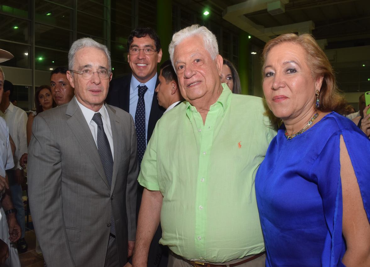 Senador Álvaro Uribe Vélez, Álvaro Hernán Prada, Tito García y María Jazmín de Perdomo.